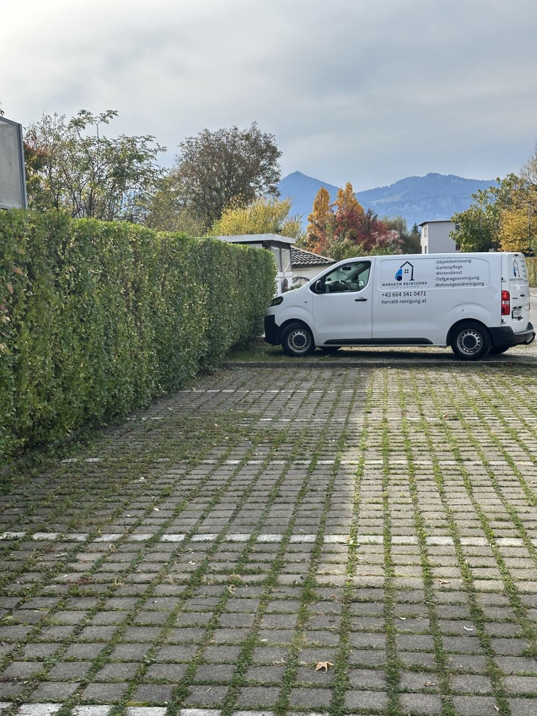 Firmenfahrzeug von Horvath Reinigung auf einem Parkplatz einer betreuten Wohnanlage in Vorarlberg
