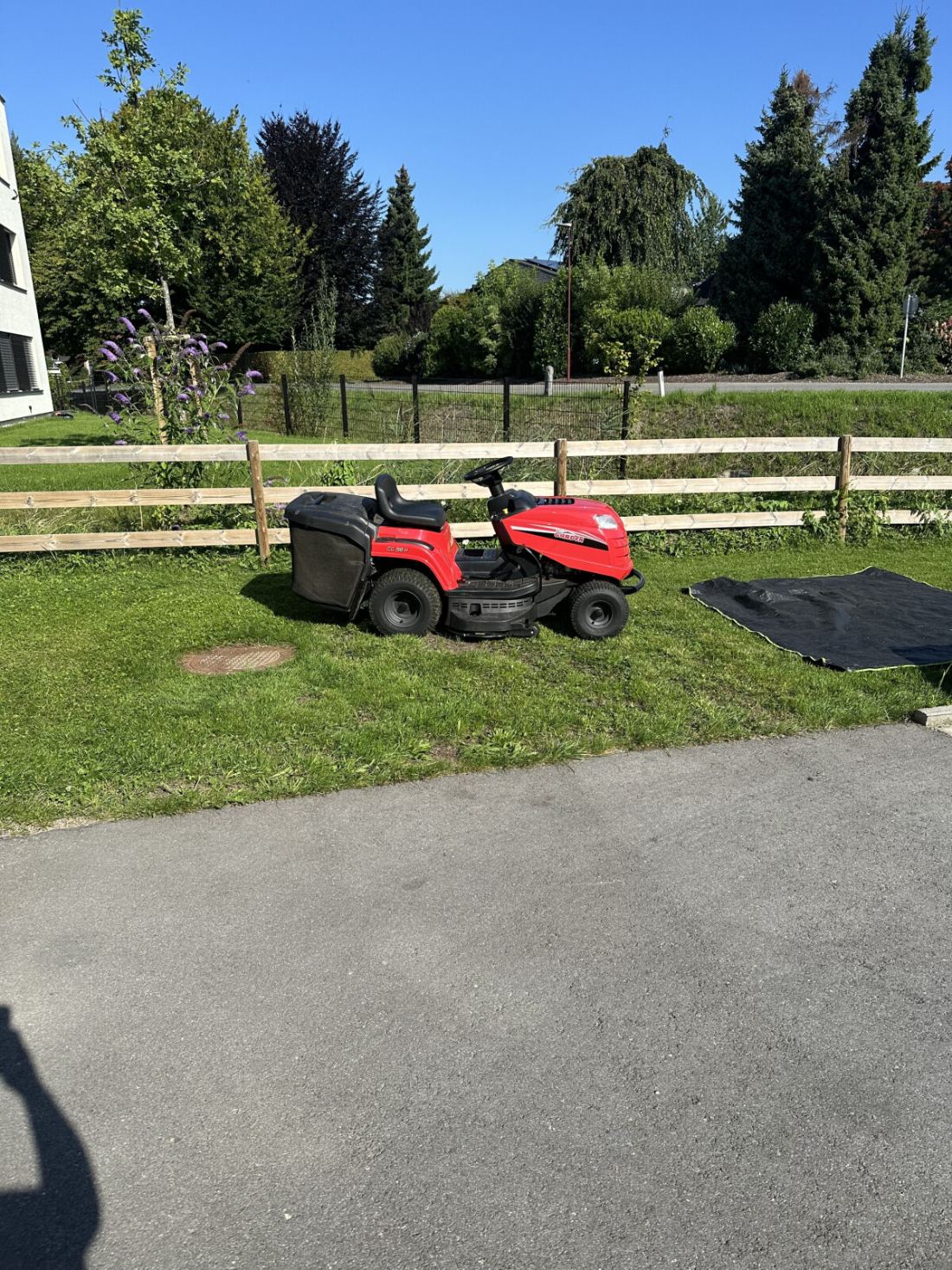 Rasentraktor von Horvath Reinigung bei der Gartenpflege einer Wohnanlage