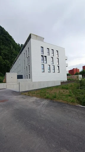 Neu errichtete Wohnanlage in Vorarlberg, deren Stiegenhaus und Außenanlagen von Horvath Reinigung betreut werden