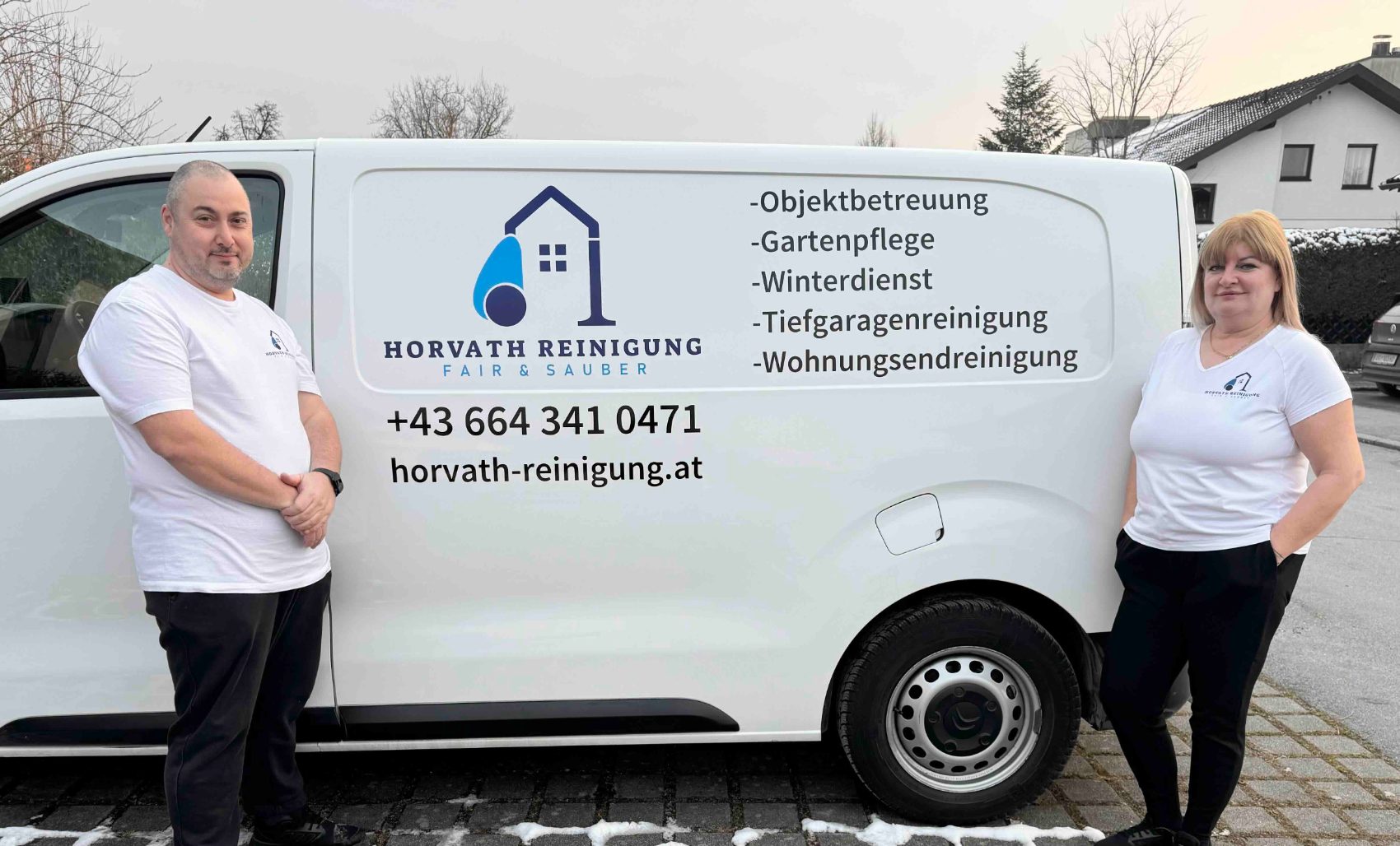 Balazs und Henriett Horvath vor dem Firmenfahrzeug von Horvath Reinigung mit den Leistungen Objektbetreuung, Gartenpflege, Winterdienst, Tiefgaragenreinigung und Wohnungsendreinigung